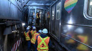 Chocaron y descarrilaron dos subtes en Nueva York: sólo heridos leves y demoras