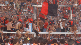 La vuelta olímpica. Ariel Ortega, Ariel Zapata, Julián Maidana, Rubén Capria (actual asesor deportivo), Gastón Aguirre, Ezequiel Garay y Luciano Vella, felices en la coronación.&nbsp;