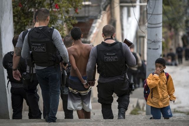río de janeiro. Un niño es detenido por la policía en una favela de una de las ciudades de mayor injusticia.