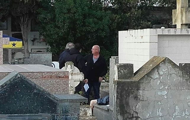 En un cementerio, hallan el cadáver de una mujer fuera del ataúd