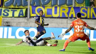 El prólogo. La primera llegada clara, con el disparo de Campaz que rebotó en el arquero y el palo. Del córner, llegaría el gol.