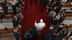 El Papa ingresa a la Catedral de Bagdad, objetivo de un brutal atentado islamista en 2011 que dejó 53 fieles asesinados. El Papa ingresa a la Catedral de Bagdad, objetivo de un brutal atentado islamista en 2011 que dejó 53 fieles asesinados.