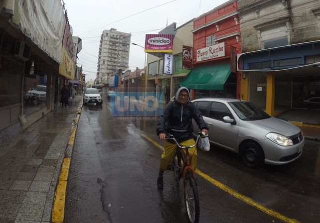 Ayer un ciclistas urbano dentro de la zona delimitada para que estacionen los autos. Tranquilamente puede ser usada como ciclovía. Foto UNO. Juan Manuel Kunzi.