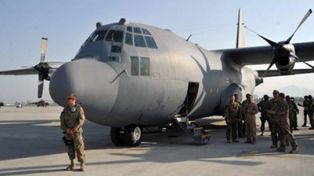 Un avión militar se estrelló en Afganistán y hay once muertos