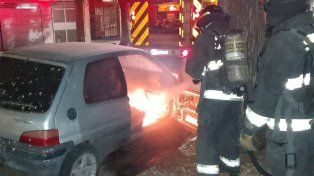 A car caught fire in the Abasto neighborhood and they are investigating if it was intentional