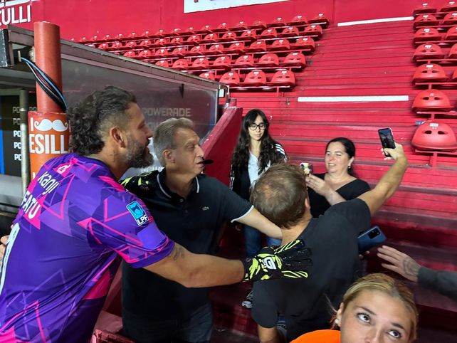Tras el partido, algunos hinchas de Argentinos Juniors le pidieron una foto al arquero de Central.