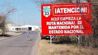 Carteles rojos y letras blancas para denunciar el olvido nacional.