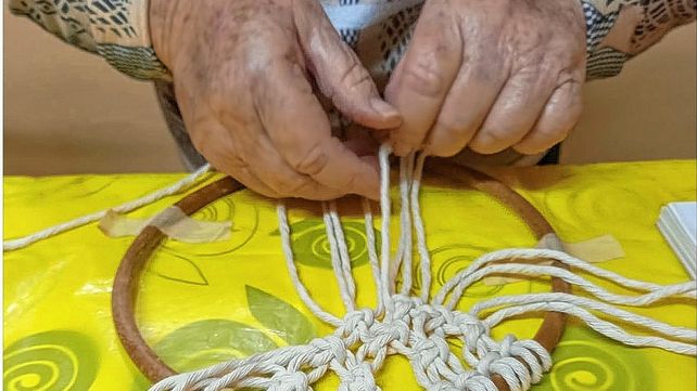 En Eva Taller de Arte y Manualidades se dan cita mujeres de todas las edades para aprender esta antigua técnica que hoy marca tendencia en diseño