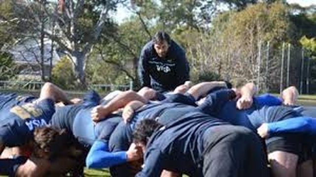 Una mirada particular. El entrenador rosarino observa detenidamente un scrum en una práctica de Los Pumas. “De los malos momentos se sale laburando”