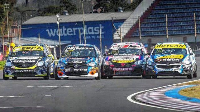 Tremenda definición de la final de la clase 3 del Turismo Pista en Capital Federal. Tremenda definición de la final de la clase 3 del Turismo Pista en Capital Federal.