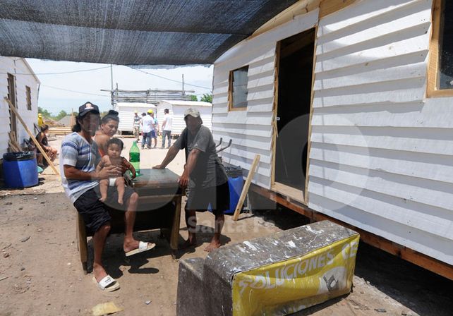 Las primeras familias evacuadas ya se instalaron en las casillas de madera.
