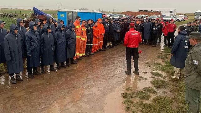 Siguen los rastrillajes en Ballesteros Sud por tierra y agua para dar con el niño Lian Flores. Hubo allanamientos
