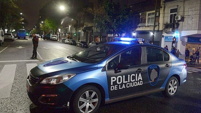 Fiesta clandestina: un patrullero perdió el control y chocó contra un móvil de la televisión