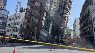 Imagen de video, se ve un edificio parcialmente derrumbado en Hualien, al este de Taiwán, el miércoles 3 de abril de 2024. Un poderoso terremoto sacudió toda la isla de Taiwán la madrugada del miércoles, derrumbando edificios en una ciudad y creando Un tsunami que arrasó las costas de las islas japonesas. (TVBS vía AP)