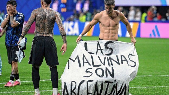 La bandera que mostraron los jugadores en la cancha: Las Malvinas son argentinas