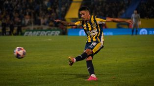 Alan Rodríguez saca el centro de zurda, uno de sus grandes atributos. Llegó proveniente de Cero Porteño.