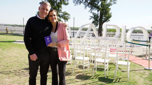 La primavera es la temporada ideal para casamientos. Diego y Laura celebraron su boda a la vera del río.