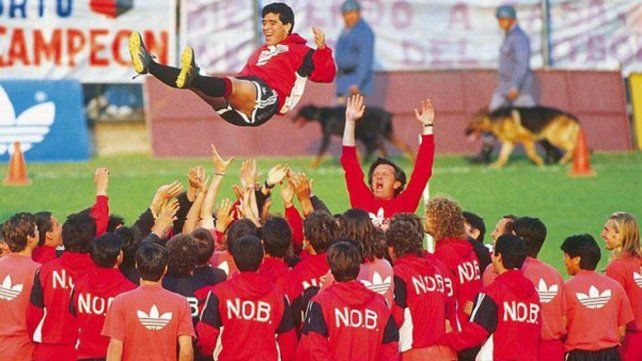 La Primera Practica De Maradona En Newells Con El Coloso Repleto