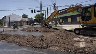 Una obra de la EPE rompió un caño de agua y provocó una laguna artificial en Parque Casas