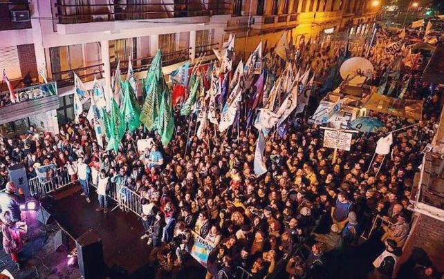 Cristina tuvo su acto anoche ante una multitud a la que pidió poner límites al gobierno
