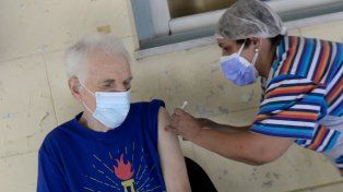 La campaña de vacunación provocó el descenso de las muertes y los contagios.