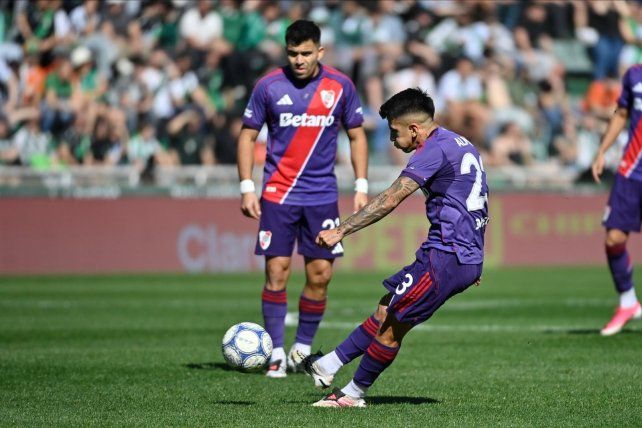 River gana 2 a 0 y Almada marcó el segundo de penal.