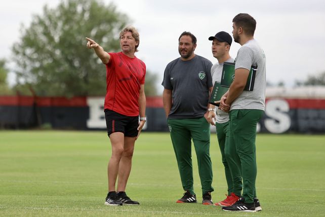 Gabriel Heinze conversa con su colega Israel Damonte (gorra) previo al amistoso de Newell