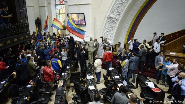 Tensión en Venezuela: chavistas tomó por asalto el edificio de la Asamblea Nacional