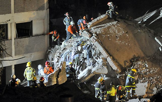 Rompen una losa y llegan a los subsuelos del edificio en busca de sobrevivientes