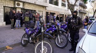 El operativo policial barrio Abasto. Se descartó que las mujeres rescatadas por la policía hayan sido víctimas de delitos. Pero imputarán por venta de estupefacientes al inquilino de la casa y a su amigo. &nbsp;
