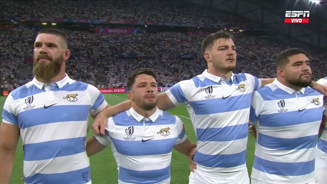 Los PUmas entonan el himno nacional en la previa del partido con Inglaterra