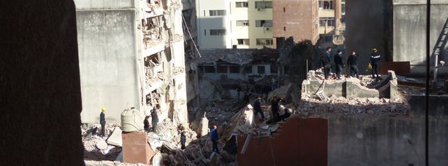 Una torre de 9 pisos del edificio se derrumbó por la explosión