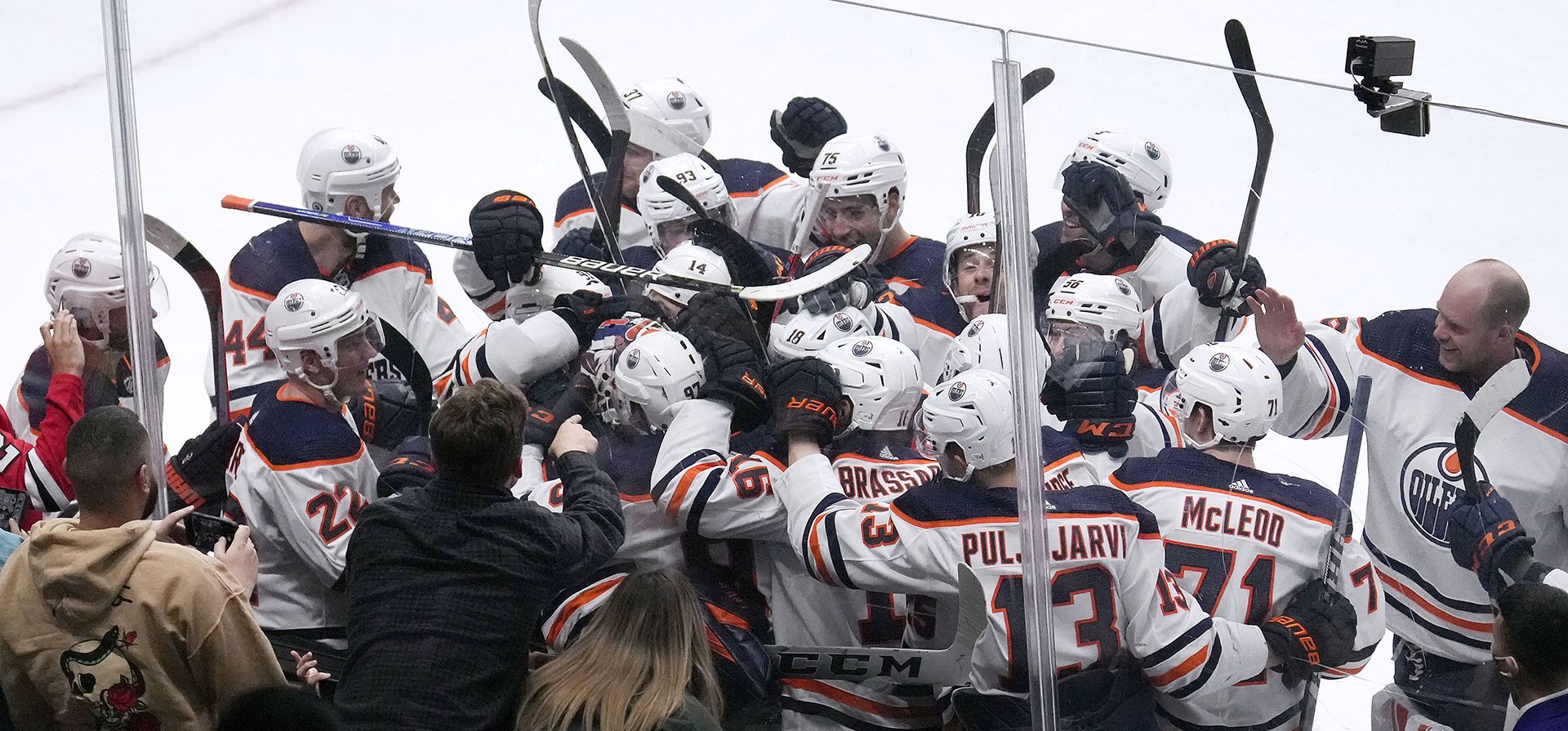 Los Oilers de Edmonton celebran con Connor McDavid después de que anotó contra los Sharks de San José durante el tiempo extra en un partido de hockey de la NHL el martes 5 de abril de 2022 en San José, California. Los Oilers ganaron 2-1.