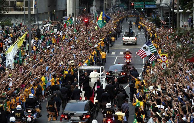 El Papa durante su recorrida en el Papamóvil por el centro carioca.