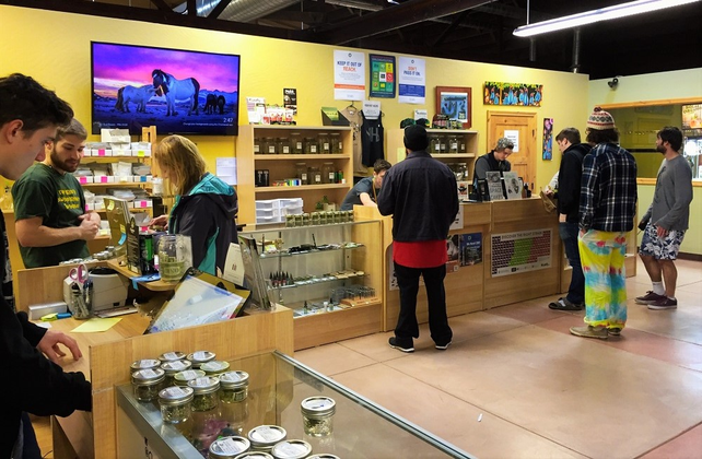 Un comercio de venta de productos de cannabis en el estado de Oregon, EEUU.