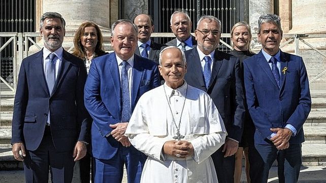 Papa León XIV. Recibió a senadores santafesinos en el Vaticano y envió un saludo.