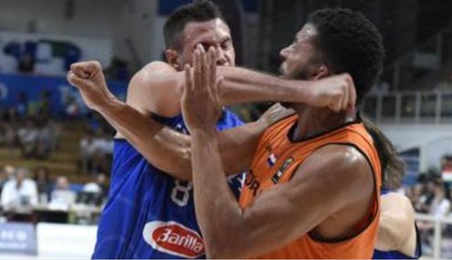 Un jugador de la NBA se hizo el guapo, le pegó a un rival y se fracturó la mano