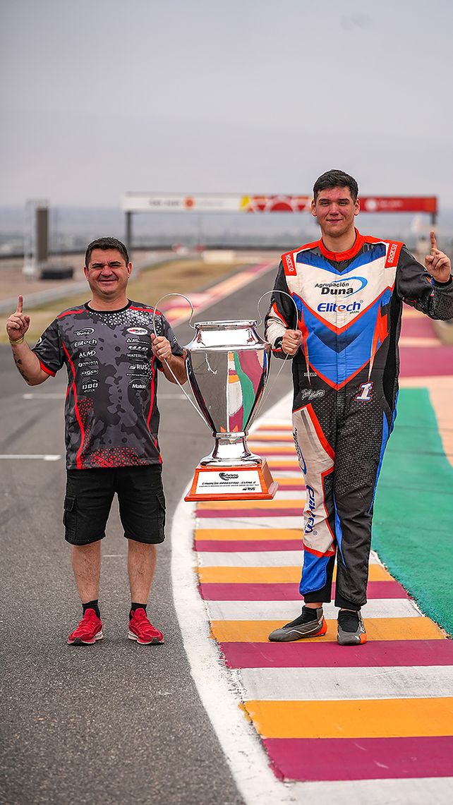 David y Golitah. El dueño del equipo, Alejandro Bucci (campeón del TN en 2017), junto al gigante Thiago Martínez, que ganó por segunda vez seguida el título de la C2.