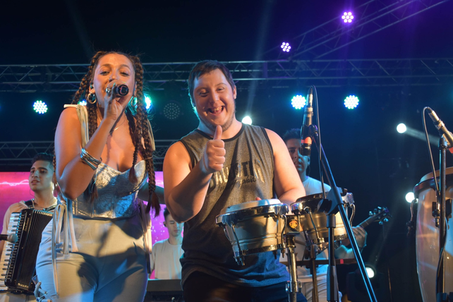 Banda Mix, agrupación cuartetera oriunda de Córdoba con Vanesa Velázquez a la cabeza, hizo delirar al público presente.