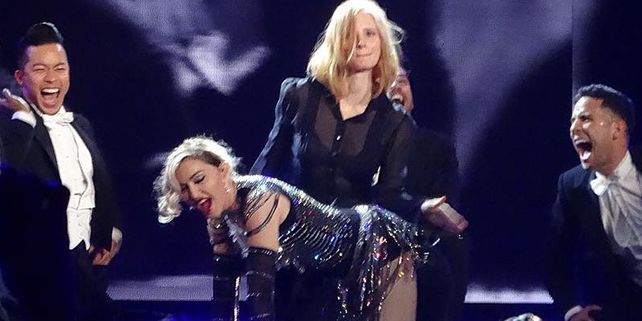 Chastain no es la primera famosa que sube al escenario con Madonna durante su gira “Rebel Heart”. También Katy Perry y Nelly Furtado bailaron con ella al ritmo de “Unapologetic Bitch” y le dieron unos azotes.