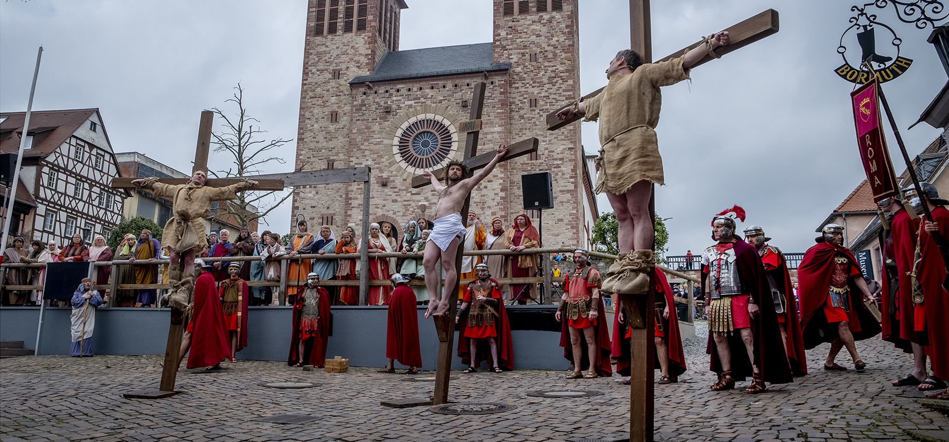 Un actor aficionado que interpreta a Jesús, es colocado en la cruz durante la procesión del Viernes Santo en Bensheim, Alemania, el viernes 7 de abril de 2023. Alrededor de 90 actores y actrices aficionados con trajes históricos desfilan por el centro de Bensheim y recrean las Estaciones de la Cruz. (Foto AP/Michael Probst)