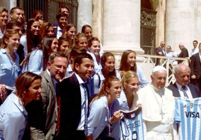 Albiceleste.  Florencia Mutio junto a Las Leonas en el Vaticano.