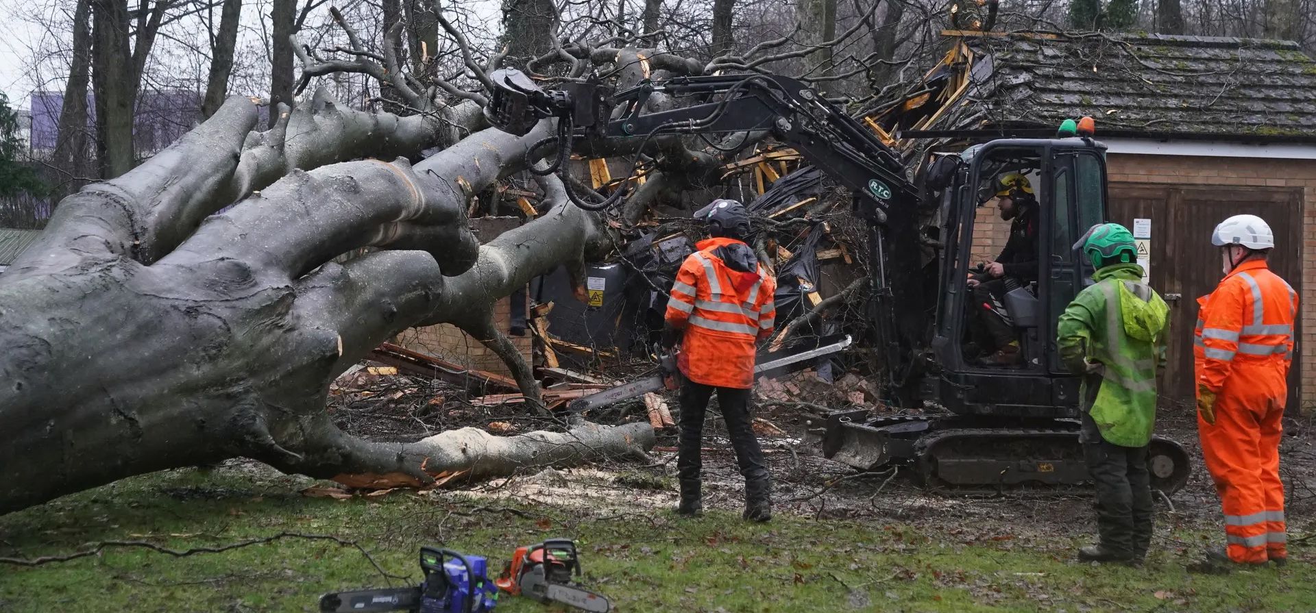 Trabajadores retiran un árbol que cayó sobre una subestación eléctrica durante la tormenta Isha el domingo, Larbert, Escocia. Fotografía: Andrew Milligan/PA Trabajadores retiran un árbol que cayó sobre una subestación eléctrica durante la tormenta Isha el domingo, Larbert, Escocia. Fotografía: Andrew Milligan/PA
