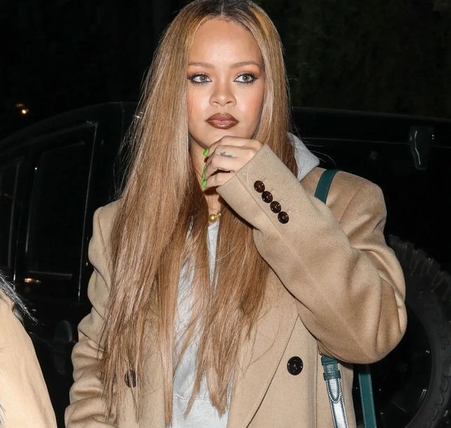 Rihanna sorprendió con un nuevo look: cabellera rubia con largas extensiones en honor a Jennifer Aniston