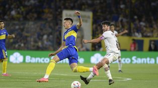 Pablo Pérez&nbsp;disputa la pelota con Vázquez. Newell’s metió mucho para contrarrestar el fútbol de Boca.