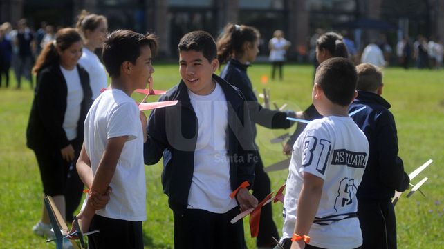 Escuelas primarias participaron de una demostración de aeromodelismo en La Redonda