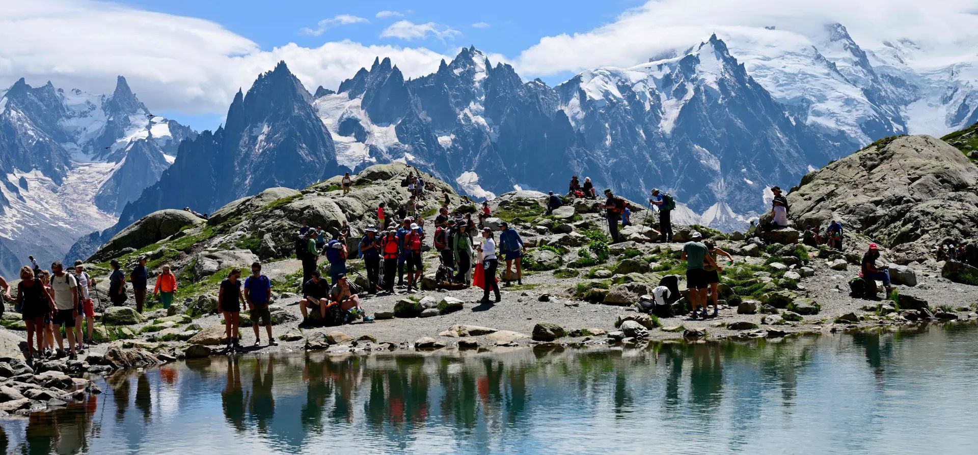 Aiguilles Rouges, Francia. La gente se toma un descanso durante una caminata en el área de Lac Blanc de la reserva natural, que da al Mont Blanc sobre Chamonix, Alta Saboya. Ante un aumento en el número de visitantes desde 2021, este verano se han introducido medidas para proteger el sitio, incluido un límite para acampar. Fotografía: Emmanuel Dunand/AFP/Getty Images Aiguilles Rouges, Francia. La gente se toma un descanso durante una caminata en el área de Lac Blanc de la reserva natural, que da al Mont Blanc sobre Chamonix, Alta Saboya. Ante un aumento en el número de visitantes desde 2021, este verano se han introducido medidas para proteger el sitio, incluido un límite para acampar. Fotografía: Emmanuel Dunand/AFP/Getty Images