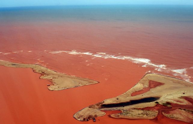 Vista aérea del Rio Doce inundado con productos tóxicos