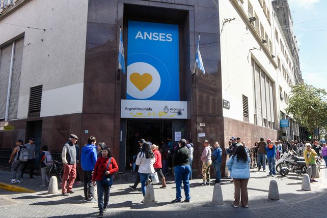 Jubilados y pensionados de Anses percibirán un aumento en sus cobros en mayo
