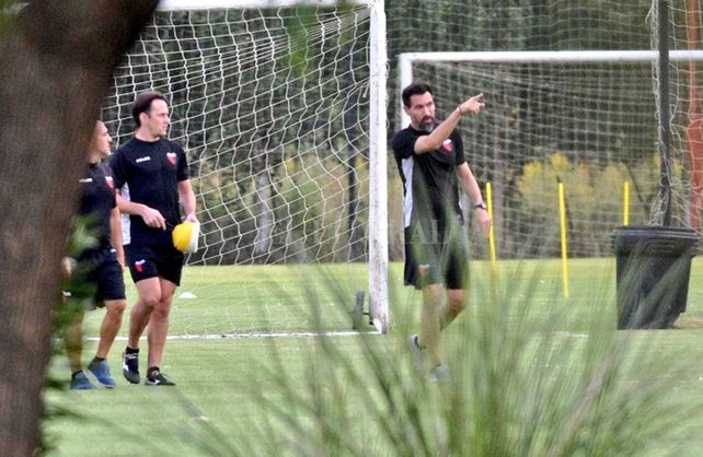 Eduardo Domínguez empieza a posar su mirada en los juveniles